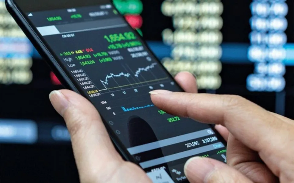 IHSG 13 Oktober 2025: Terkoreksi Tipis di 8.256, Saham BIRD & MYOR Jadi Pilihan Analis