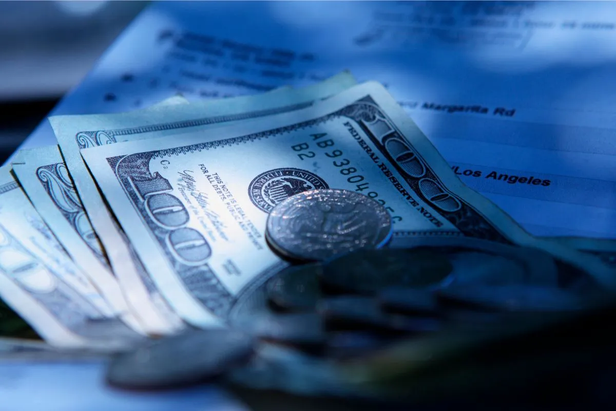 Harga Perak Hari Ini Turun ke $56,96: Update XAG/USD, Rasio Emas-Perak, dan Prospek Pasar 2025